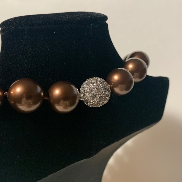 Elegant Shell Pearl Necklace with Magnetic Clasp in Chocolate Brown 15mm - Picture 5 of 8